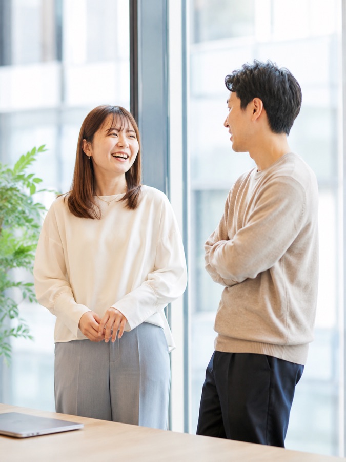 AISyncのスタッフが打ち合わせをする様子